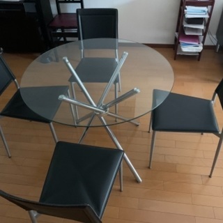 ガラステーブルと椅子4脚のセット