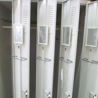 鍵1本欠品 PLUS ロッカー 4連 4人用 鍵付き 幅90×奥行51.5×高179 