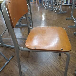 小学校で使用されているような学習用のいすを差し上げます。