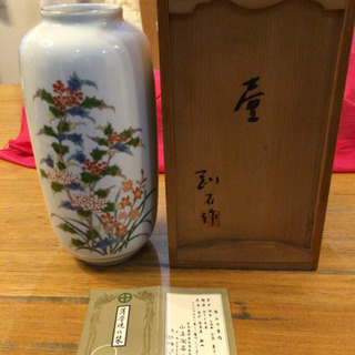 伝統の薩摩焼の壺（花瓶）