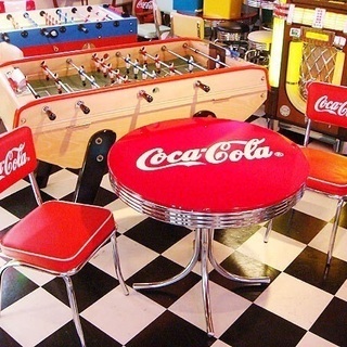 コカコーラのテーブルとイス2脚