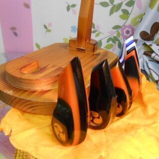 8.300円 沖縄三線専用 ベークライト爪と木製台セット - 弦楽器、ギター