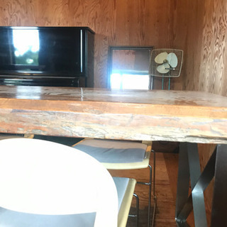 バリの木で作ったテーブル