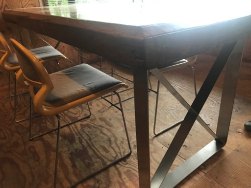 バリの木で作ったテーブル
