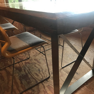 バリの木で作ったテーブル