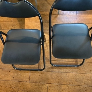 パイプ椅子黒　2つ