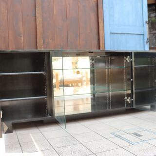 IDC OTSUKA(大塚家具)の人気シリーズSPLENDOR(スプレンダー)のサイドボード/ブラックです。稀少なバーズアイ・メープルを使用した高級感のある天板はリビングを洗練された印象に。