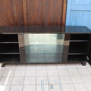 IDC OTSUKA(大塚家具)の人気シリーズSPLENDOR(スプレンダー)のサイドボード/ブラックです。稀少なバーズアイ・メープルを使用した高級感のある天板はリビングを洗練された印象に。