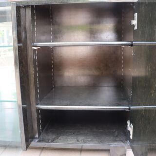 IDC OTSUKA(大塚家具)の人気シリーズSPLENDOR(スプレンダー)のサイドボード/ブラックです。稀少なバーズアイ・メープルを使用した高級感のある天板はリビングを洗練された印象に。