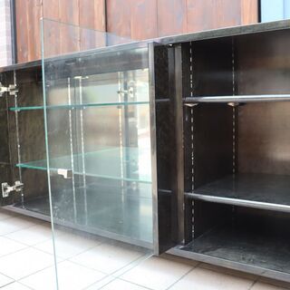 IDC OTSUKA(大塚家具)の人気シリーズSPLENDOR(スプレンダー)のサイドボード/ブラックです。稀少なバーズアイ・メープルを使用した高級感のある天板はリビングを洗練された印象に。