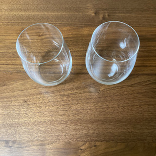 薄いガラスのコップ