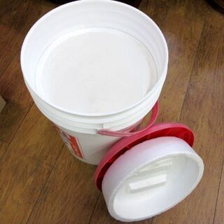 Budweiser 缶型 クーラーボックス ホワイト×レッド 高さ46.5cm スツールにも！ 保冷 椅子 バドワイザー 札幌 厚別店 Budweiser 缶型 クーラーボックス ホワイト×レッド 高さ46.5cm