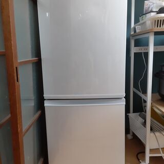 シャープ冷蔵庫　137L　2017年　ドア開き左右付替えできます。