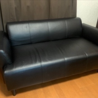IKEA 黒の合成皮革のソファ