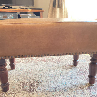 職人手作りの牛本革とチーク材オットマン