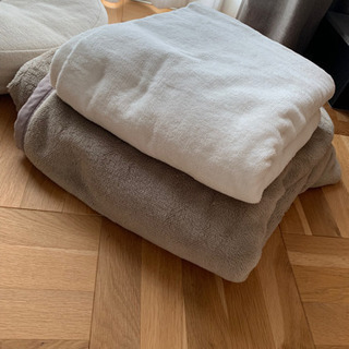 シングルサイズの毛布2組、丸座布団