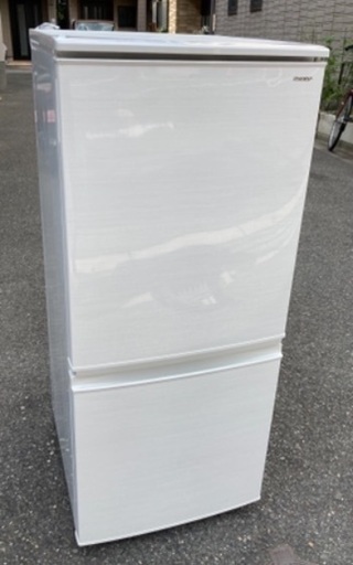【RKGRE-688】特価！シャープ/137L 2ドア冷凍冷蔵庫/どっちもドア/SJ-D14D-W/中古品/2018年製/当社より近隣無料配達！