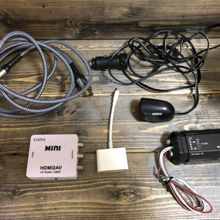 HDMIと変換器とiPhone用ライトニングとシガーソケットと謎の機械