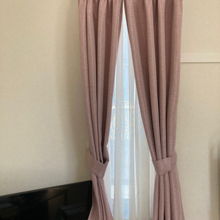 ピンクの小窓用カーテン