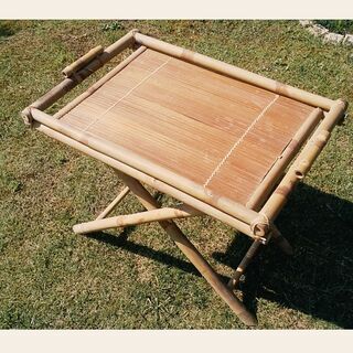とても軽い竹製のテーブル