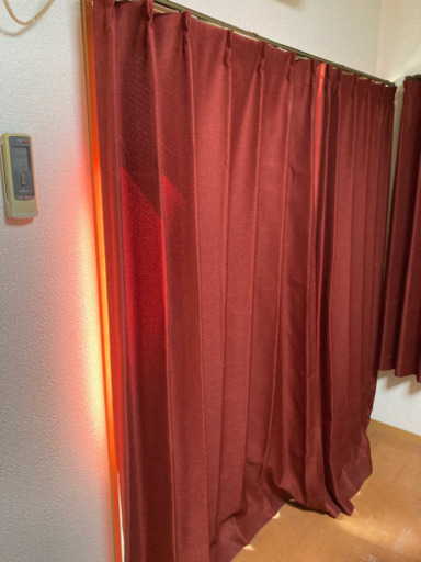 ワインレッドより赤ぐらいのカーテン綺麗