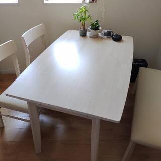 ダイニングテーブル＆イスのセット

