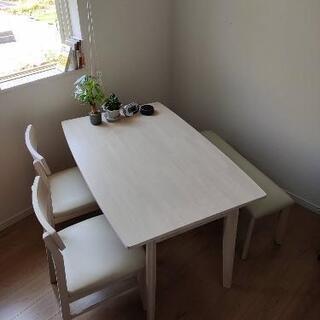 ダイニングテーブル＆イスのセット

