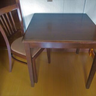 小さめのダイニングテーブル（縦76×横76×高さ70㎝）　椅子２...