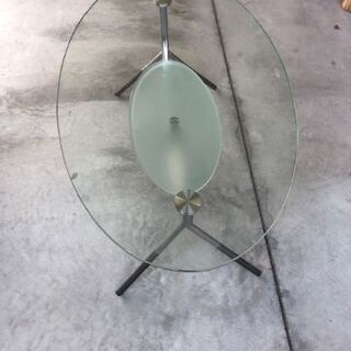 楕円のガラステーブル