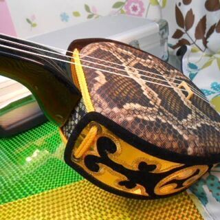 15.980円 人工皮張沖縄三線と訳有一丁入アルミハードケースセット ばら