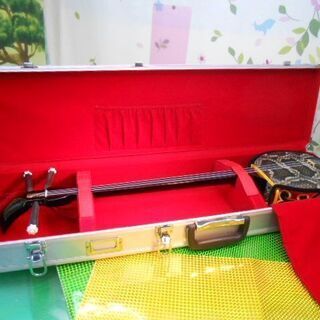 15.980円　　人工皮張沖縄三線と訳有一丁入アルミハードケースセット　　ばら売り可 15.980円 人工皮張沖縄三線と訳有一丁入アルミハードケースセット ばら