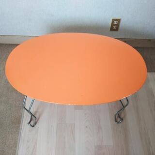 オレンジ色テーブル