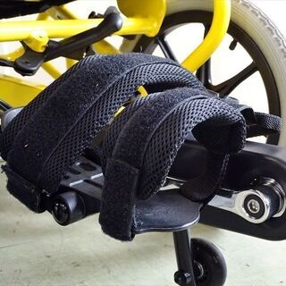 山口)下松市より 足こぎ車椅子(Mサイズ)ソリッドイエロー 耐荷重100㎏ 対応