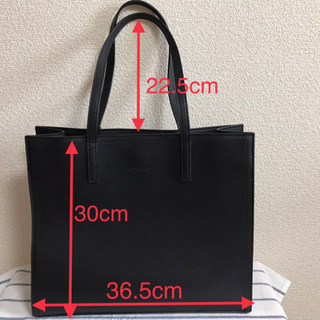 シンプルな黒バッグ