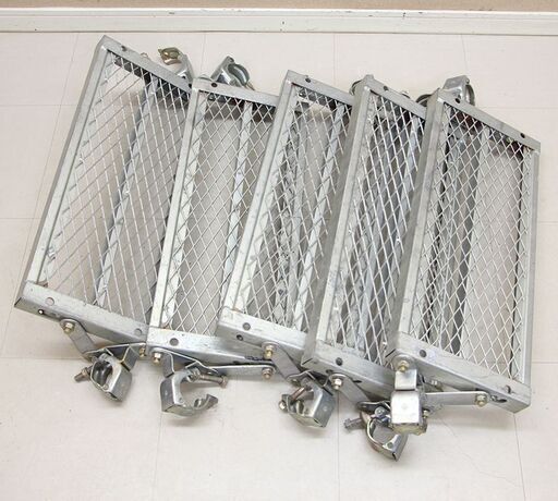 足場用階段部材　鋼製ステップ 踏面　巾555x奥240mm　網目　角度自在調整 両側クランプ付　まとめて (HD1072wY)