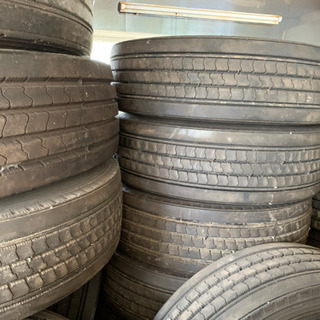 最終値下げ早い者勝ち！トラック用タイヤ　低床、ダンプ等２７本まとめ 最終値下げ早い者勝ち！トラック用タイヤ 低床、ダンプ等27本まとめ