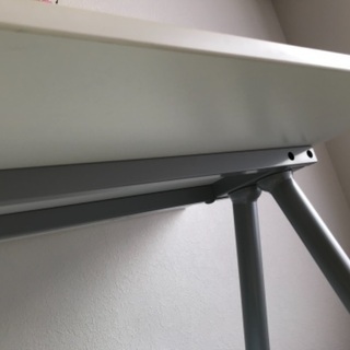 IKEAのスチールテーブル（白）