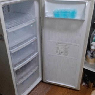冷凍庫　明日取り引き可能な方　5千円　更に値段交渉します