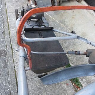 後輪自走芝刈り機6馬力バケット付き 後輪自走弱め