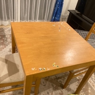 食卓テーブルと椅子のセットになります。