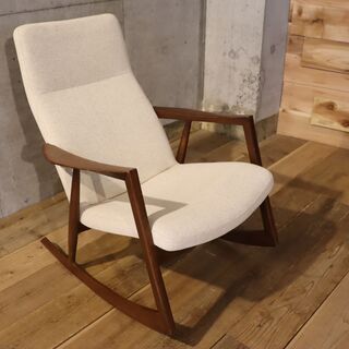 飛騨高山の家具メーカー日進木工(nissin)のWHITE WOOD(ホワイトウッド)シリーズのオーク無垢材ロッキングチェアです。ナチュラルな質感とシンプルモダンなデザインで北欧スタイルにおすすめ♪BG906