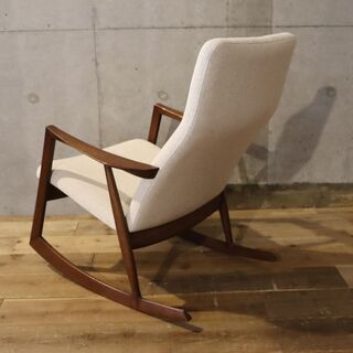 飛騨高山の家具メーカー日進木工(nissin)のWHITE WOOD(ホワイトウッド)シリーズのオーク無垢材ロッキングチェアです。ナチュラルな質感とシンプルモダンなデザインで北欧スタイルにおすすめ♪BG906