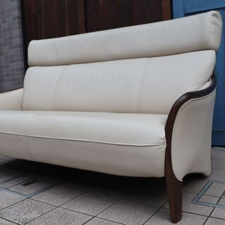 老舗家具メーカーHAMAMOTO(浜本工芸)のNo.2700 本革2人掛けソファです。明るい色合いのハイバックタイプのレザー2Pソファーはリビングを温かでゆったりとしたくつろぎの空間へ☆BG907 老舗家具メーカーHAMAMOTO(浜本工芸)のNo.2700 本革2人掛けソファです。