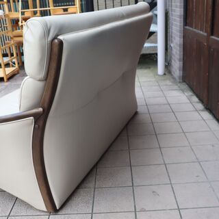 老舗家具メーカーHAMAMOTO(浜本工芸)のNo.2700 本革2人掛けソファです。