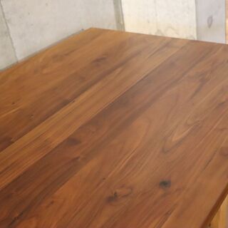 Tsukuba Sansho(筑波産商)の『飛騨の香り』シリーズのダイニングテーブル W180です。ウォールナット材のナチュラル感とシンプルなデザインはブルックリンスタイルなどにも♪BG908