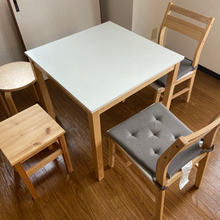 テーブルと椅子4脚