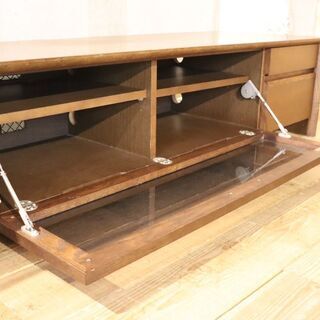 karimoku(カリモク家具)よりワイドタイプのTVボードのご紹介です。オーク材とガラス扉の落ち着いた色合いがモダンでスタイリッシュ！ロータイプなのに収納力抜群なAVボードです♪BG914