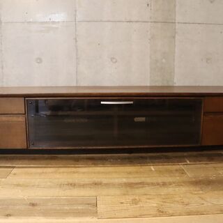 karimoku(カリモク家具)よりワイドタイプのTVボードのご紹介です。オーク材とガラス扉の落ち着いた色合いがモダンでスタイリッシュ！ロータイプなのに収納力抜群なAVボードです♪BG914