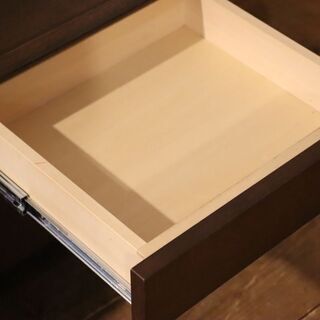 karimoku(カリモク家具)よりワイドタイプのTVボードのご紹介です。オーク材とガラス扉の落ち着いた色合いがモダンでスタイリッシュ！ロータイプなのに収納力抜群なAVボードです♪BG914