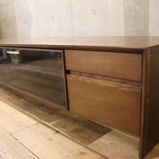 karimoku(カリモク家具)よりワイドタイプのTVボードのご紹介です。オーク材とガラス扉の落ち着いた色合いがモダンでスタイリッシュ！ロータイプなのに収納力抜群なAVボードです♪BG914